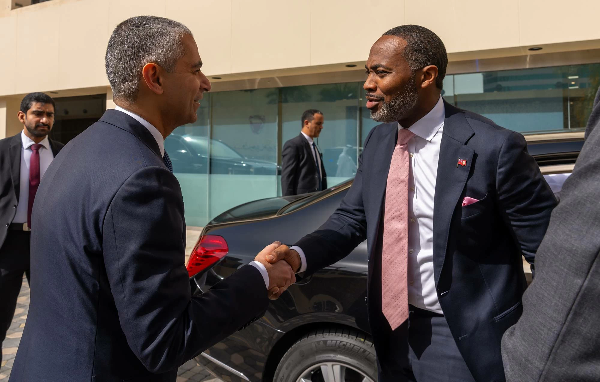 رئيس وزراء برمودا يزور مصرف البحرين المركزي