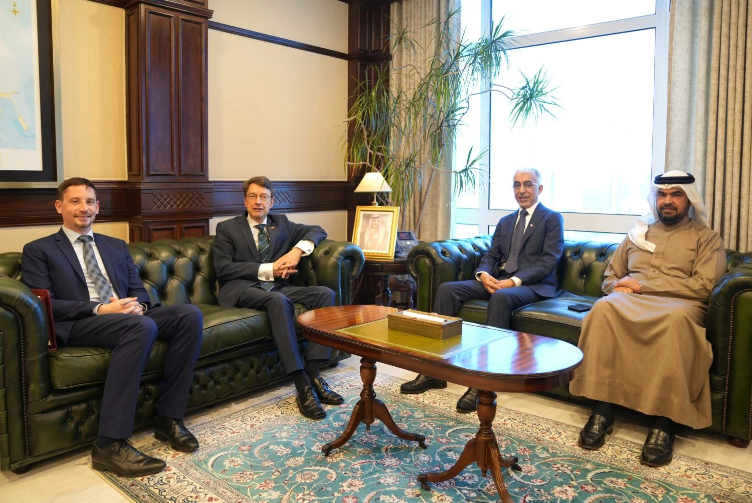 وزير الأشغال يستقبل سفير ألمانيا لدى البحرين 