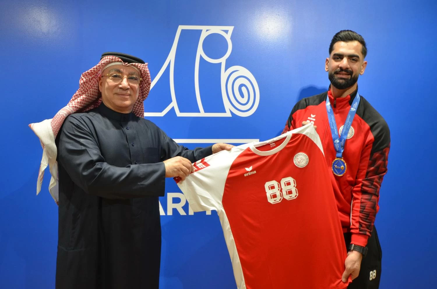 «جارمكو» تهنّئ منتخب البحرين لكرة اليد بتتويجه الآسيوي وتكرّم موظفها اللاعب حسن ميرزا 