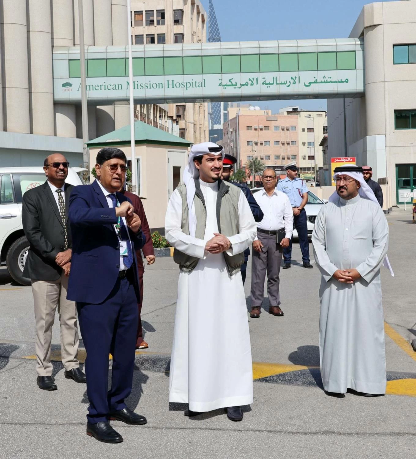 محافظ العاصمة يزور مستشفى الإرسالية الأمريكية لبحث تعزيز التعاون في المبادرات المجتمعية للتوعية الصحية