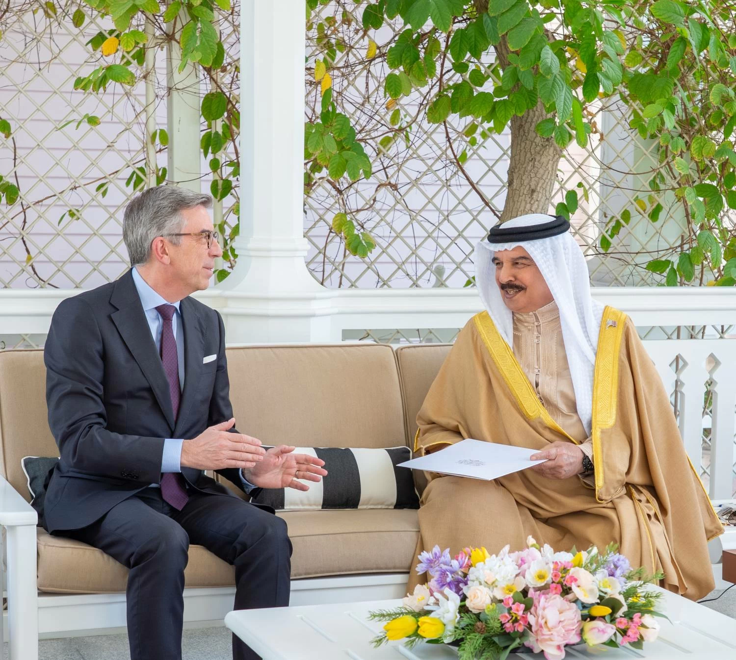 الملك يتسلم رسالة خطية من فخامة الرئيس الفرنسي