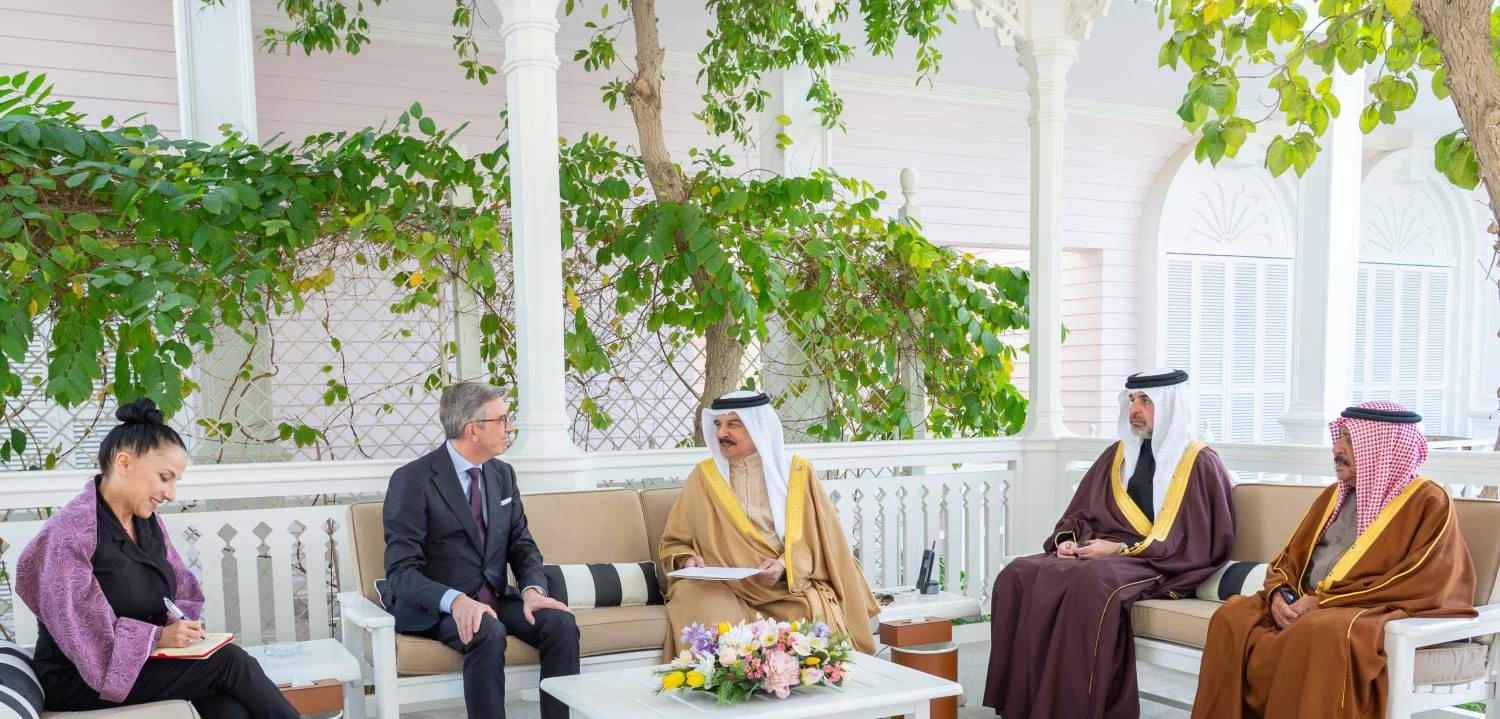 الملك يتسلم رسالة خطية من فخامة الرئيس الفرنسي