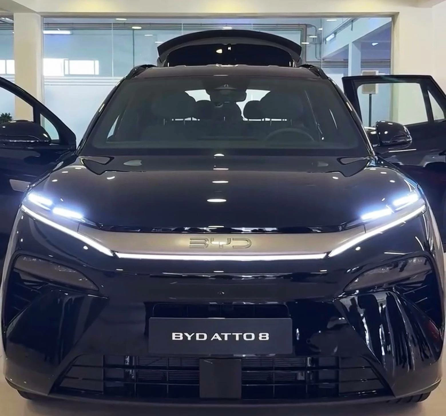 تدشين «بي واي دي ATTO 8» الهجينة بـ7 مقاعد وكفاءة وقود عالية 