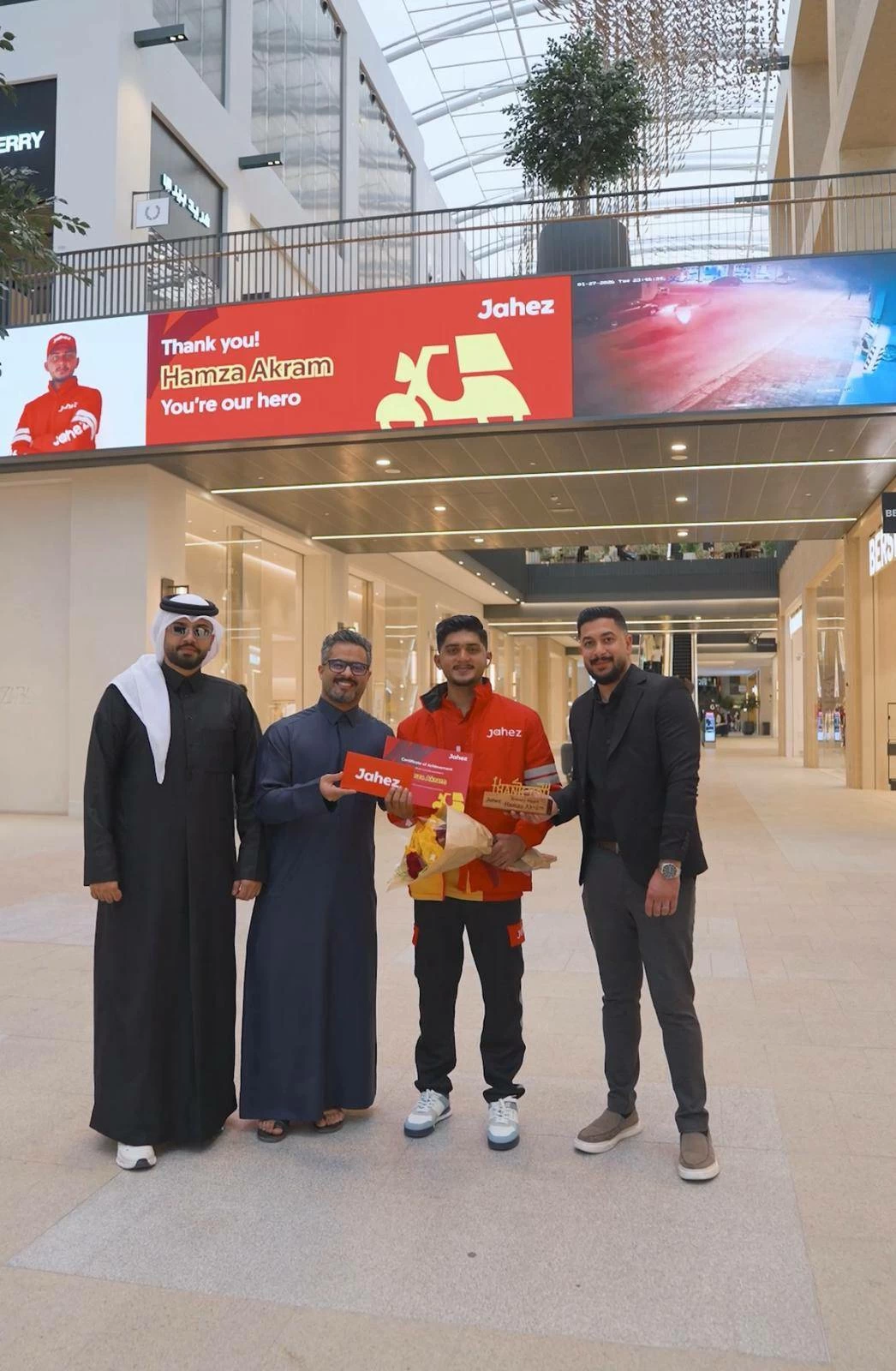 جاهز تحتفي ببطل أنقذ عوائل من حريق سكني