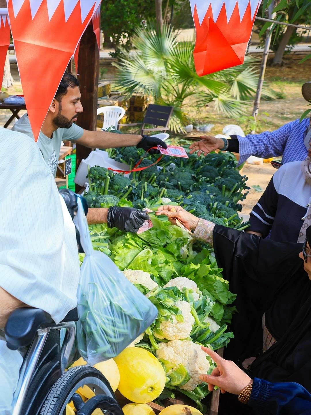 سوق المزارعين يواصل أسبوعه التاسع بأصناف زراعية متنوعة وإقبال جماهيري واسع