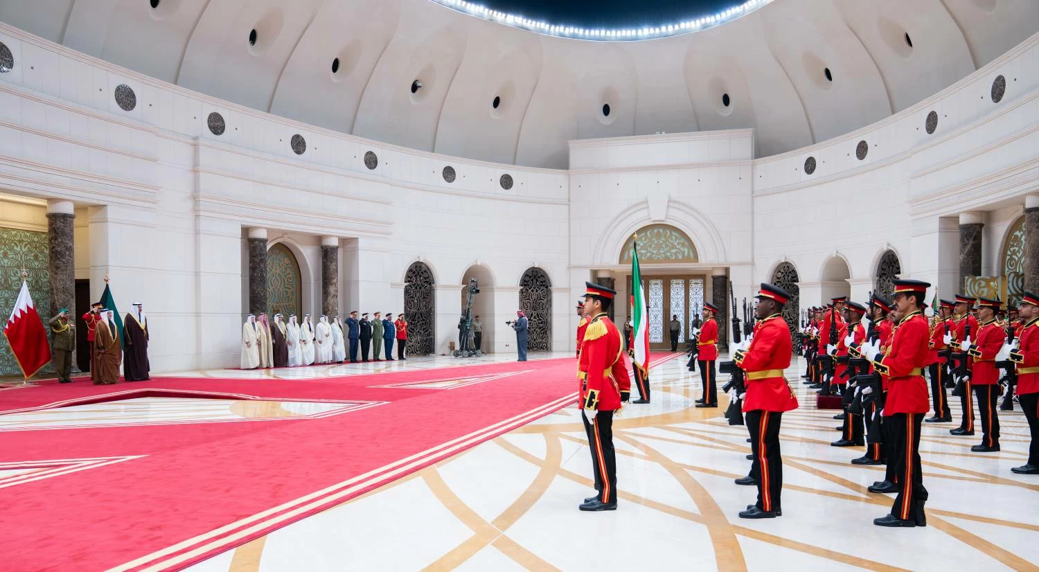 ولي العهد رئيس الوزراء يصل إلى الكويت في زيارة رسمية