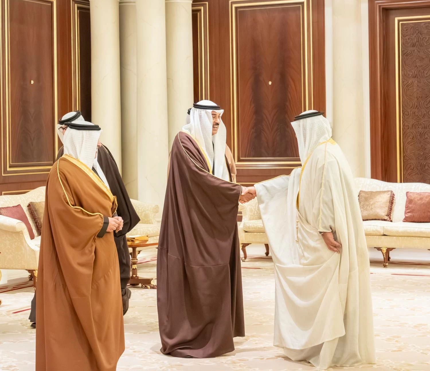 ولي العهد رئيس الوزراء يصل إلى الكويت في زيارة رسمية