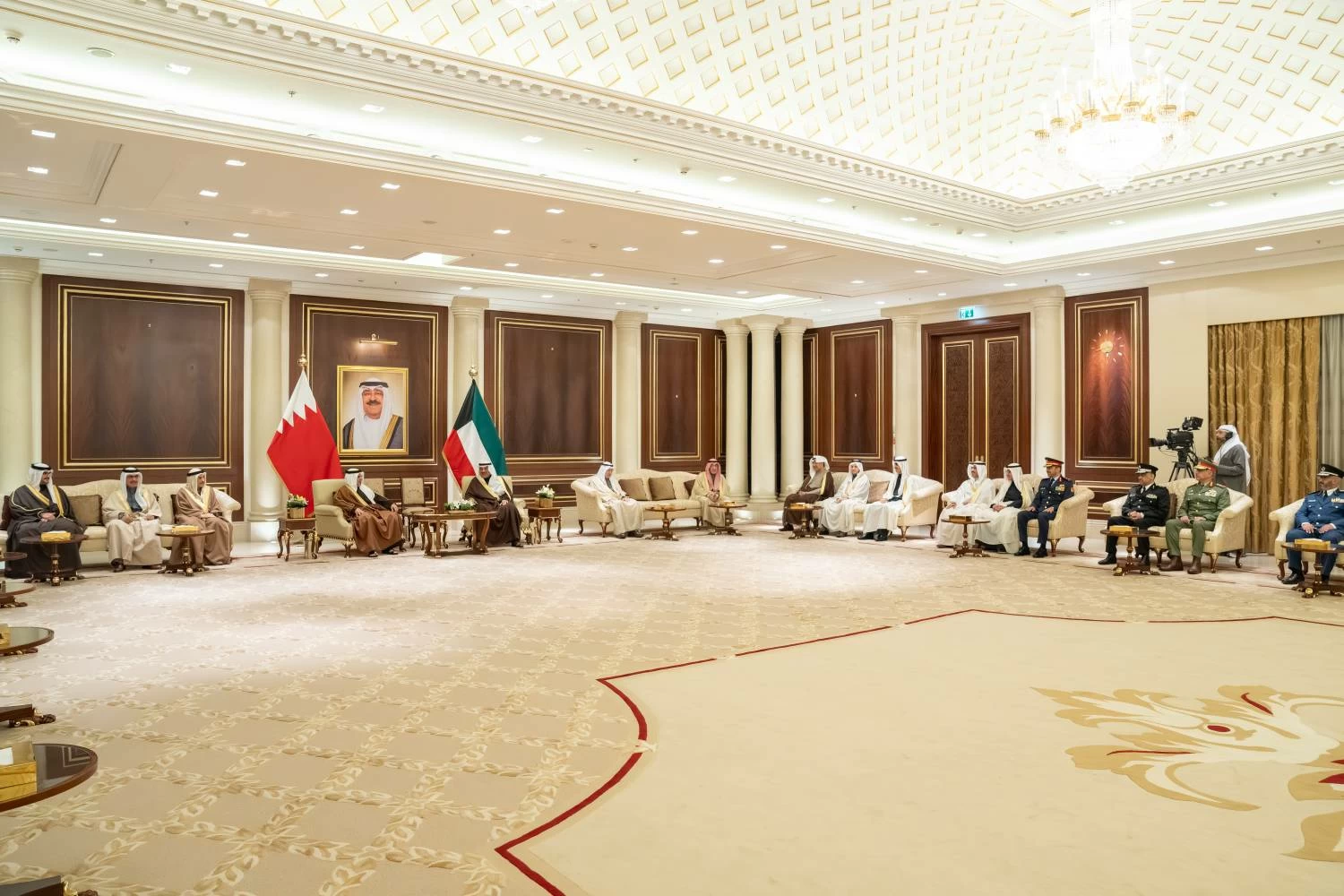 ولي العهد رئيس الوزراء يصل إلى الكويت في زيارة رسمية