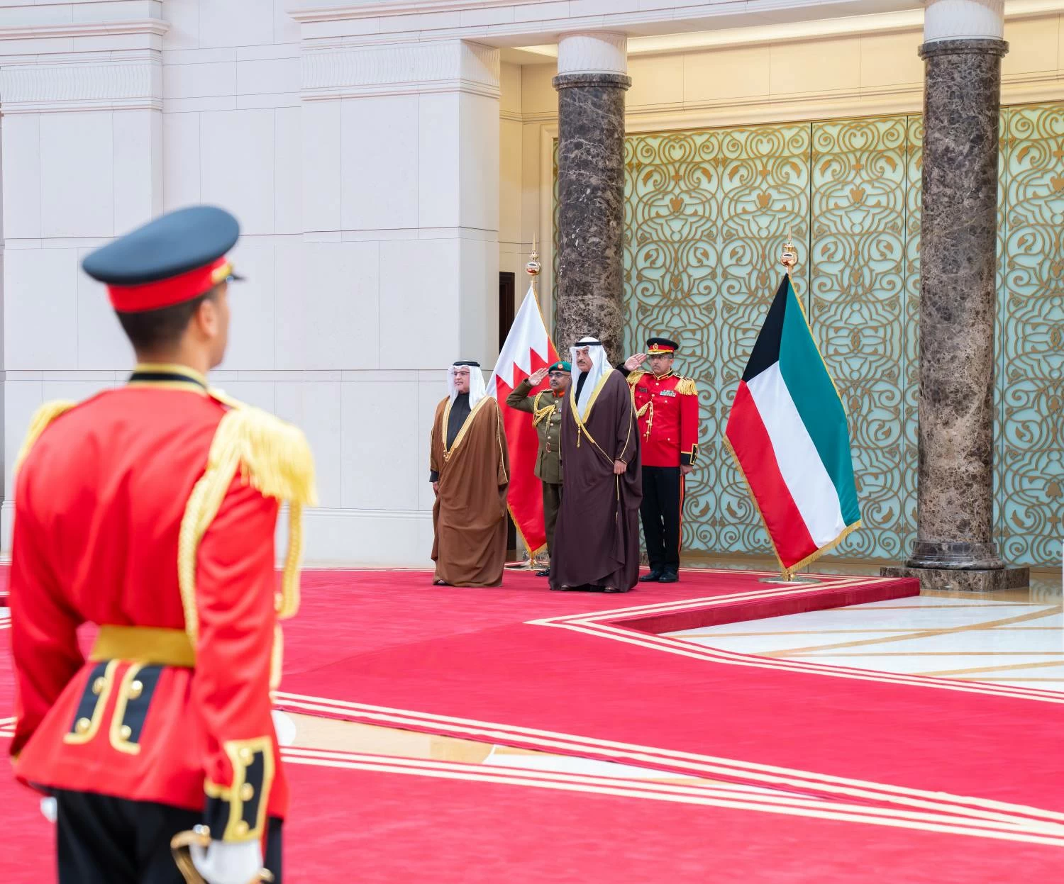 ولي العهد رئيس الوزراء يصل إلى الكويت في زيارة رسمية