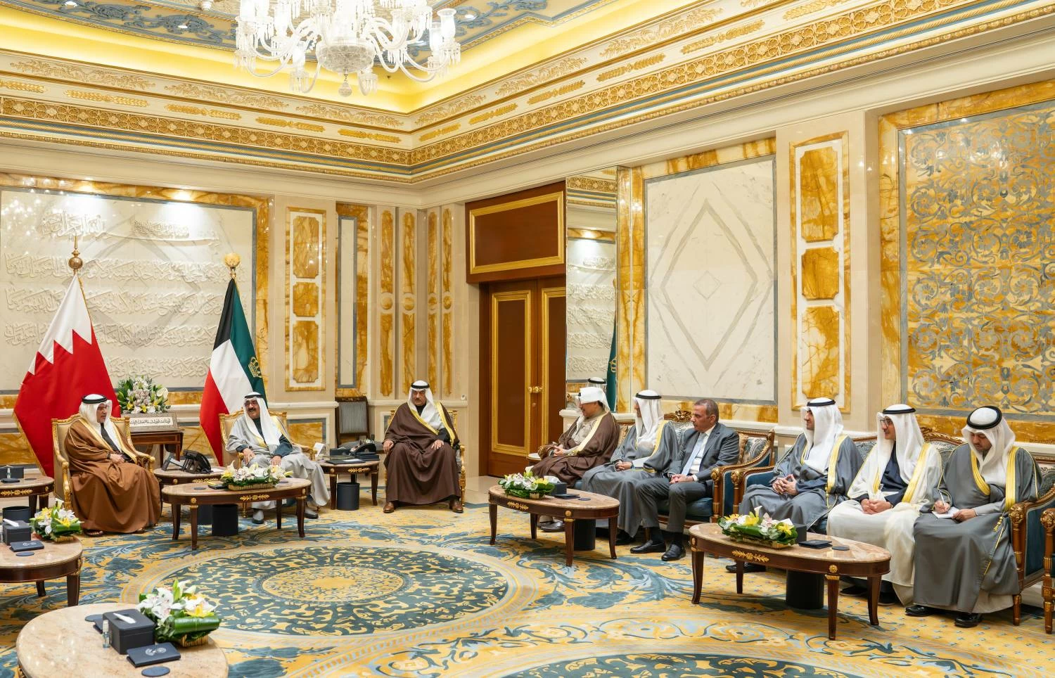 ولي العهد رئيس الوزراء يلتقي مع أمير دولة الكويت الشقيقة