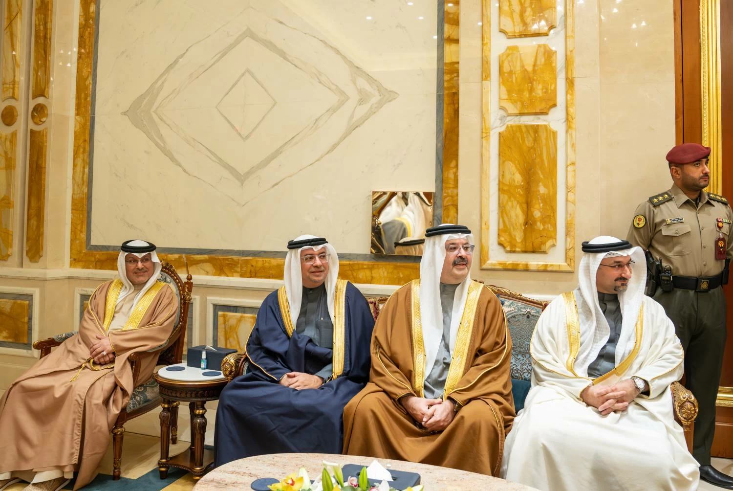 ولي العهد رئيس الوزراء يلتقي مع أمير دولة الكويت الشقيقة