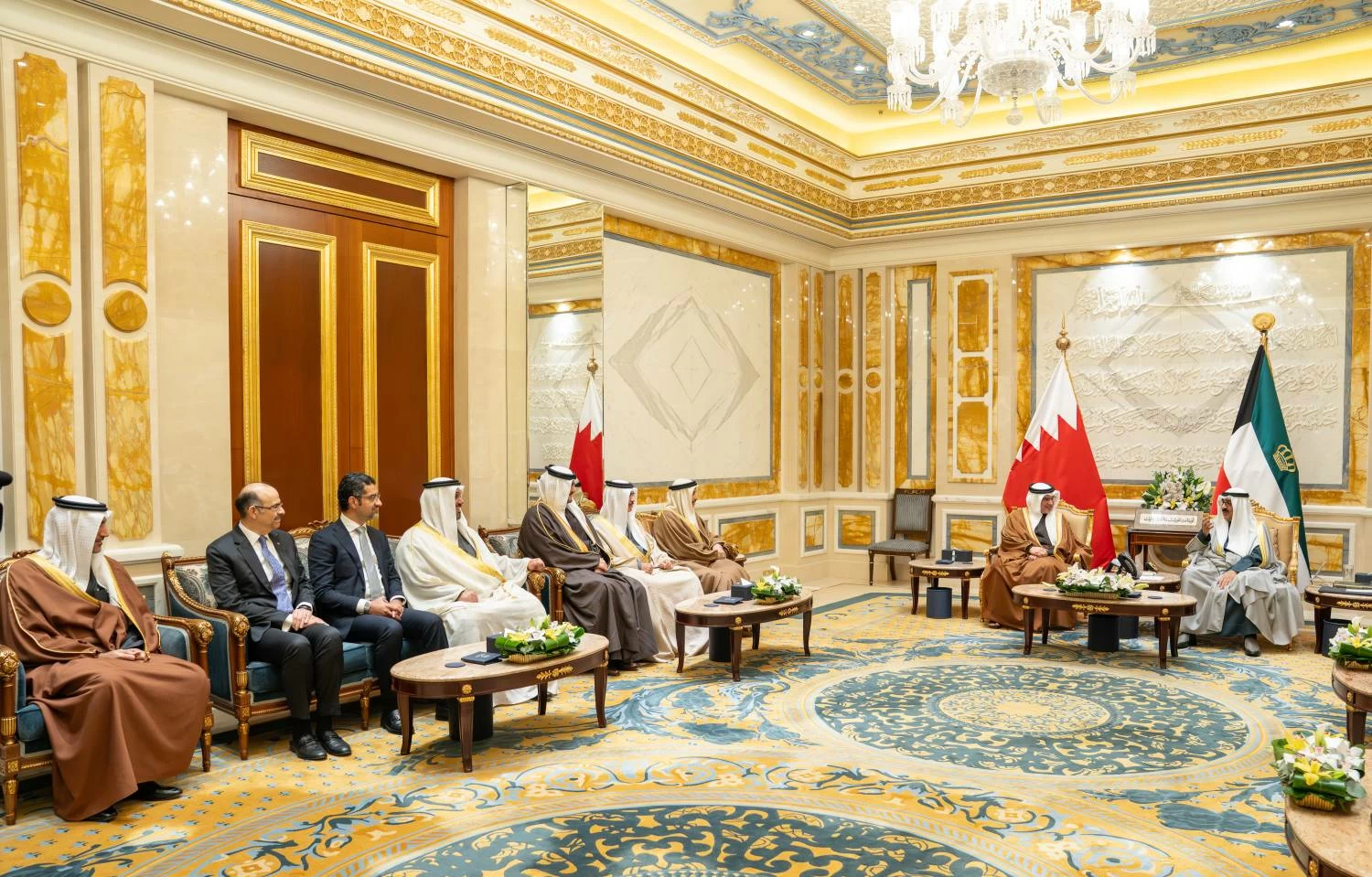 ولي العهد رئيس الوزراء يلتقي مع أمير دولة الكويت الشقيقة