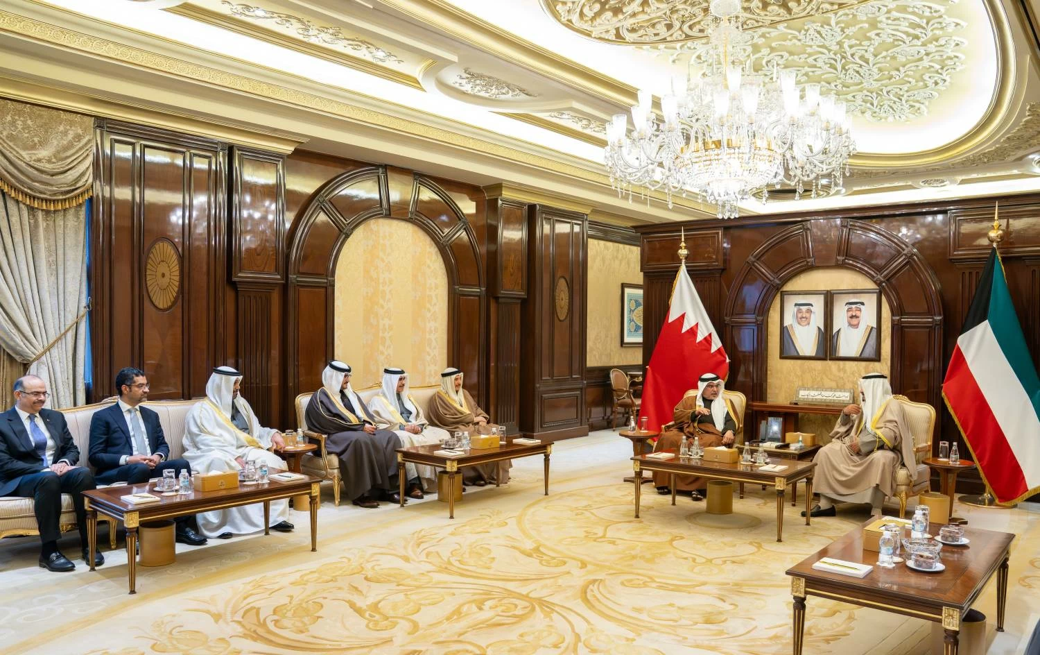 ولي العهد رئيس الوزراء يلتقي رئيس الوزراء الكويتي