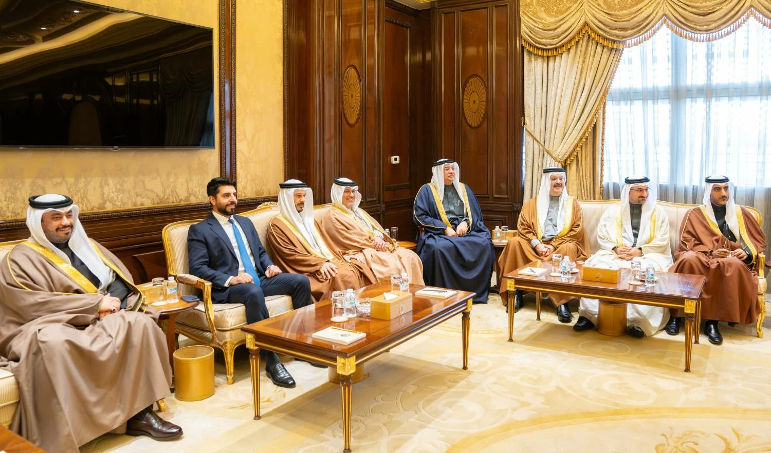 ولي العهد رئيس الوزراء يلتقي رئيس الوزراء الكويتي