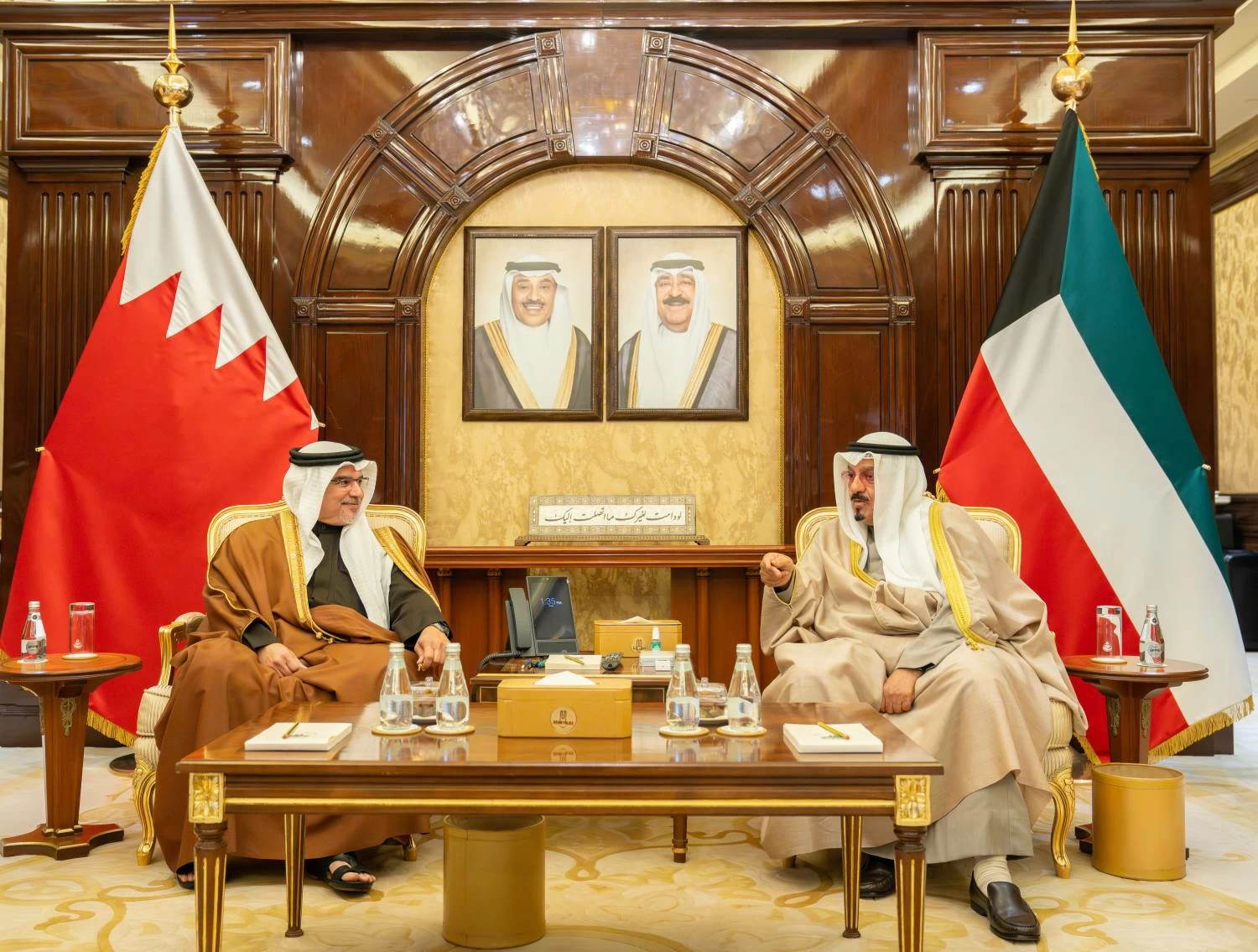 ولي العهد رئيس الوزراء يلتقي رئيس الوزراء الكويتي