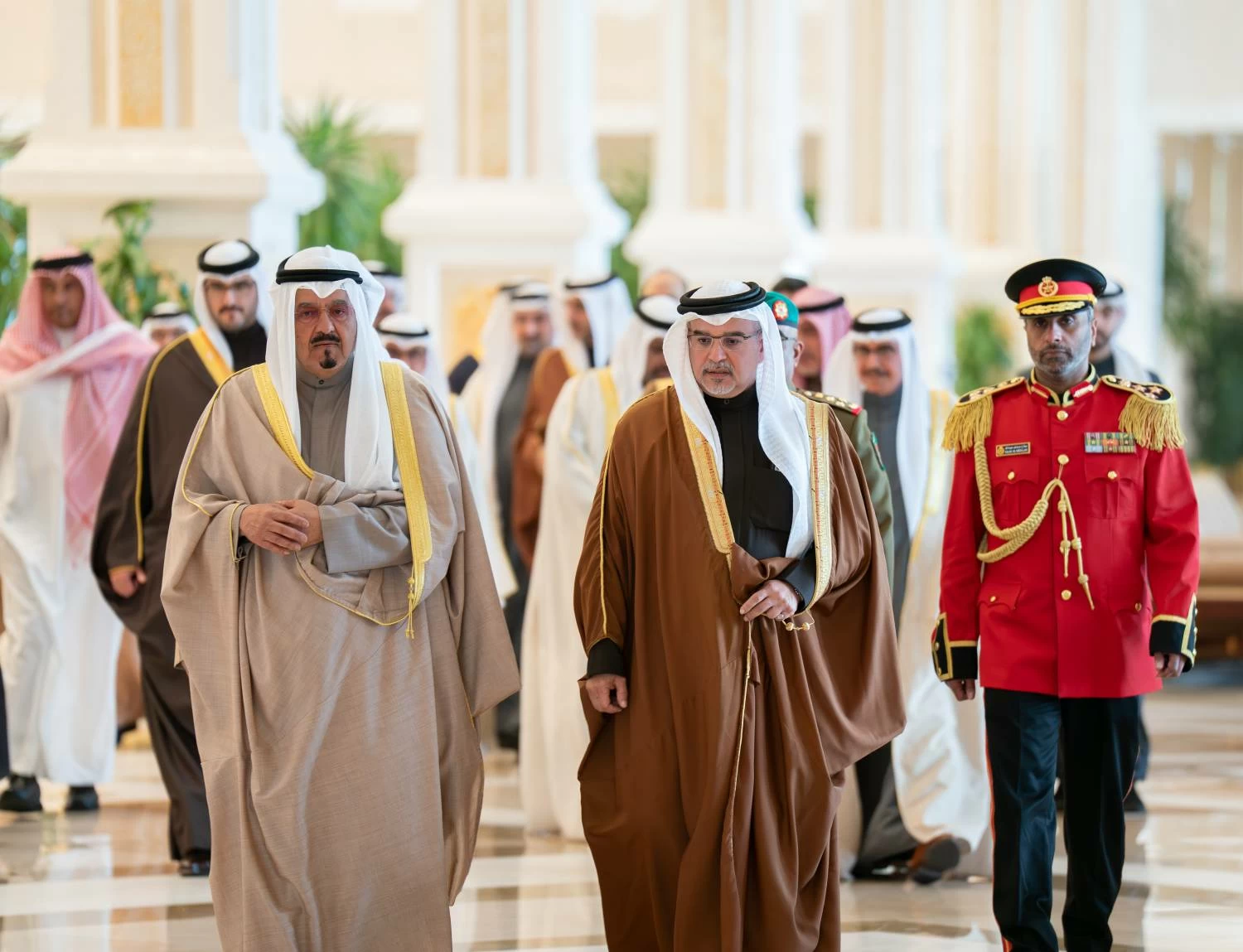 ولي العهد رئيس الوزراء يلتقي رئيس الوزراء الكويتي