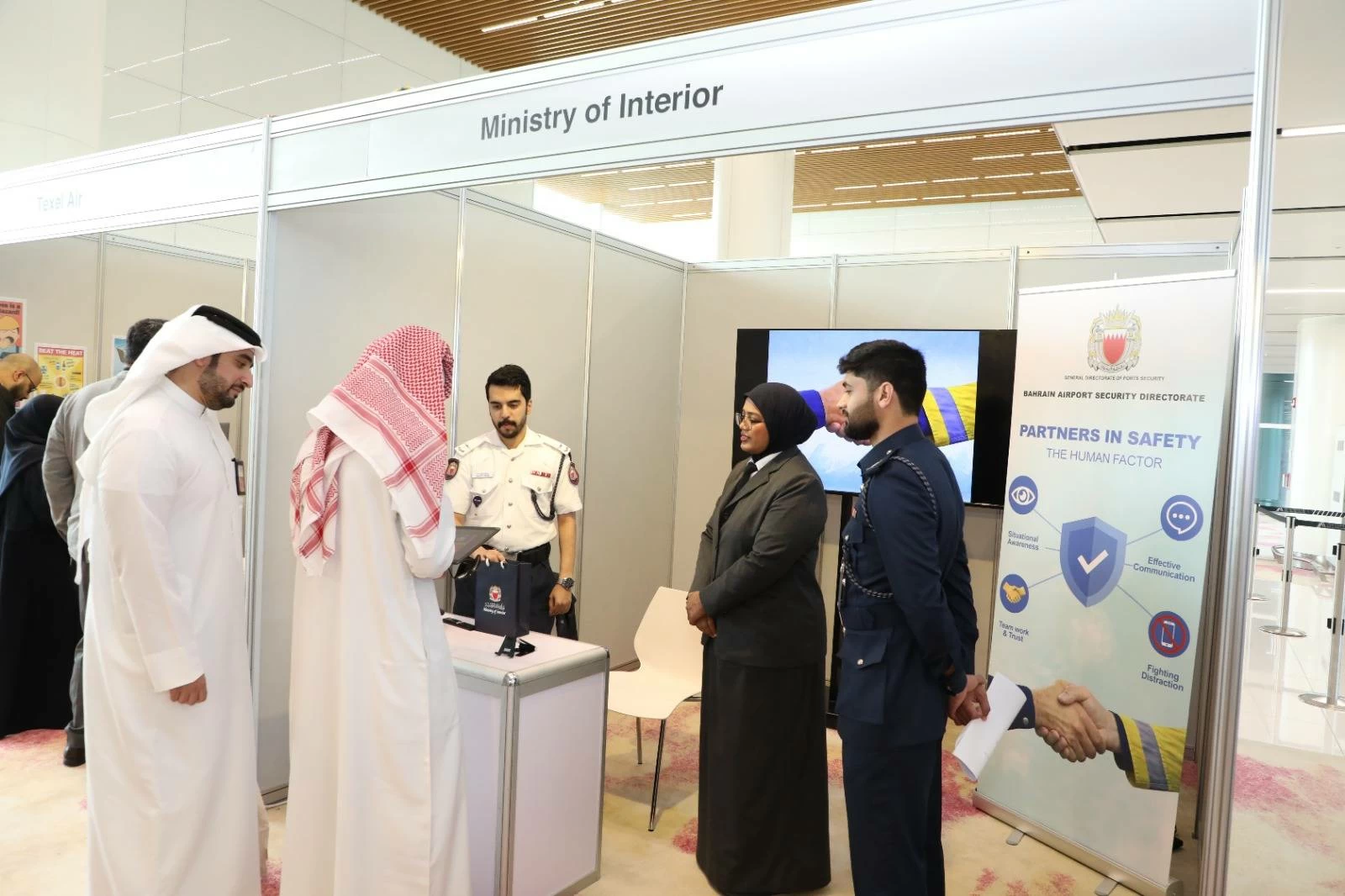 إدارة أمن مطار البحرين تشارك في فعاليات أسبوع السلامة تحت شعار "العوامل البشرية في سلامة الطيران"