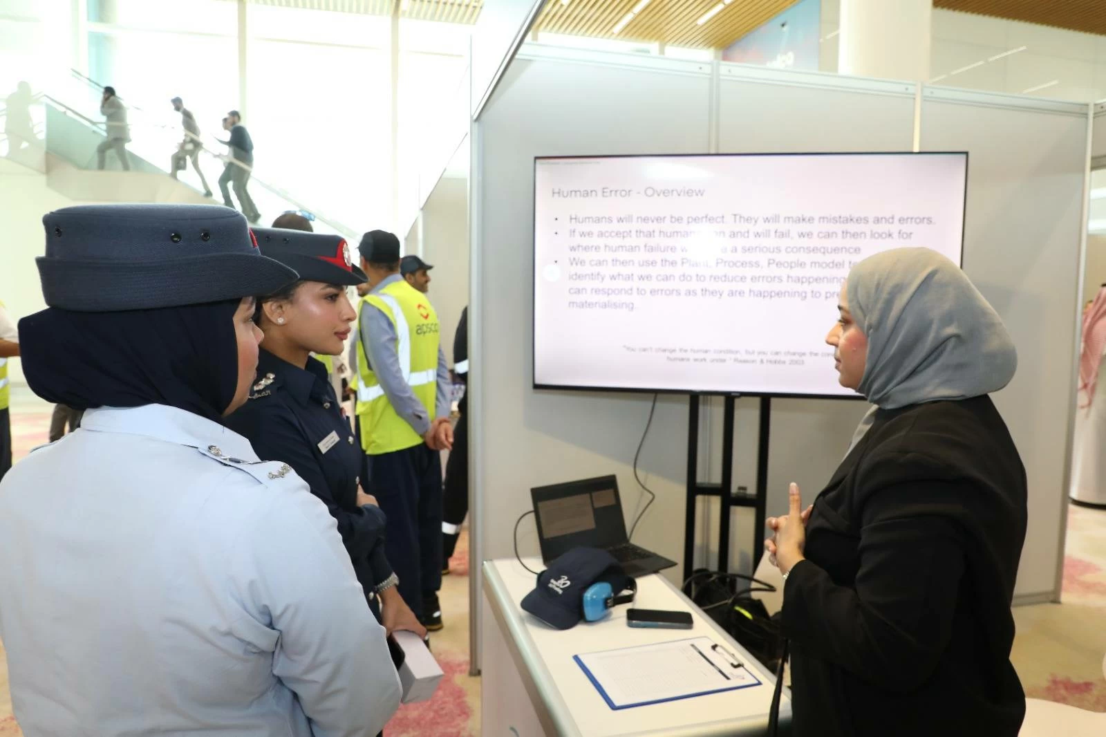 إدارة أمن مطار البحرين تشارك في فعاليات أسبوع السلامة تحت شعار "العوامل البشرية في سلامة الطيران"