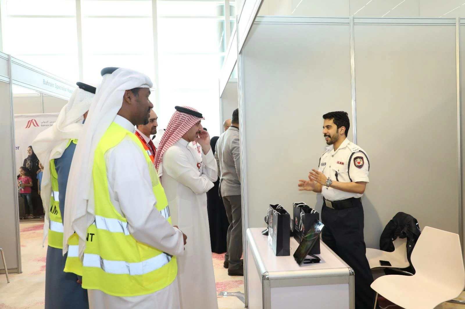إدارة أمن مطار البحرين تشارك في فعاليات أسبوع السلامة تحت شعار "العوامل البشرية في سلامة الطيران"