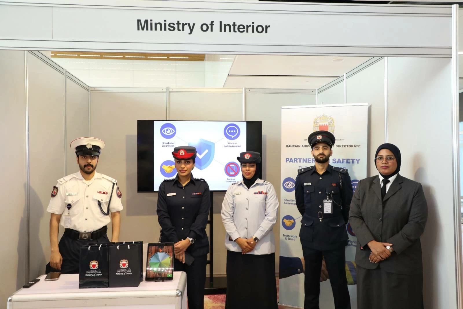 إدارة أمن مطار البحرين تشارك في فعاليات أسبوع السلامة تحت شعار "العوامل البشرية في سلامة الطيران"