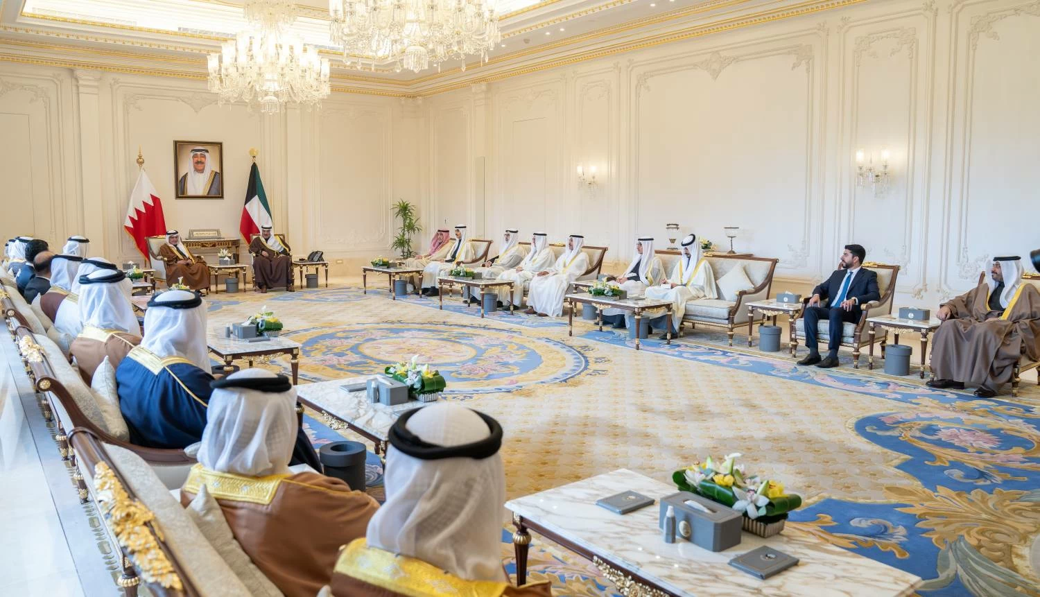 ولي العهد رئيس الوزراء يلتقي ولي عهد دولة الكويت