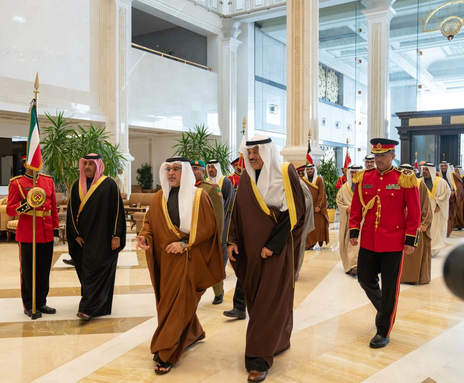 ولي العهد رئيس الوزراء يلتقي ولي عهد دولة الكويت