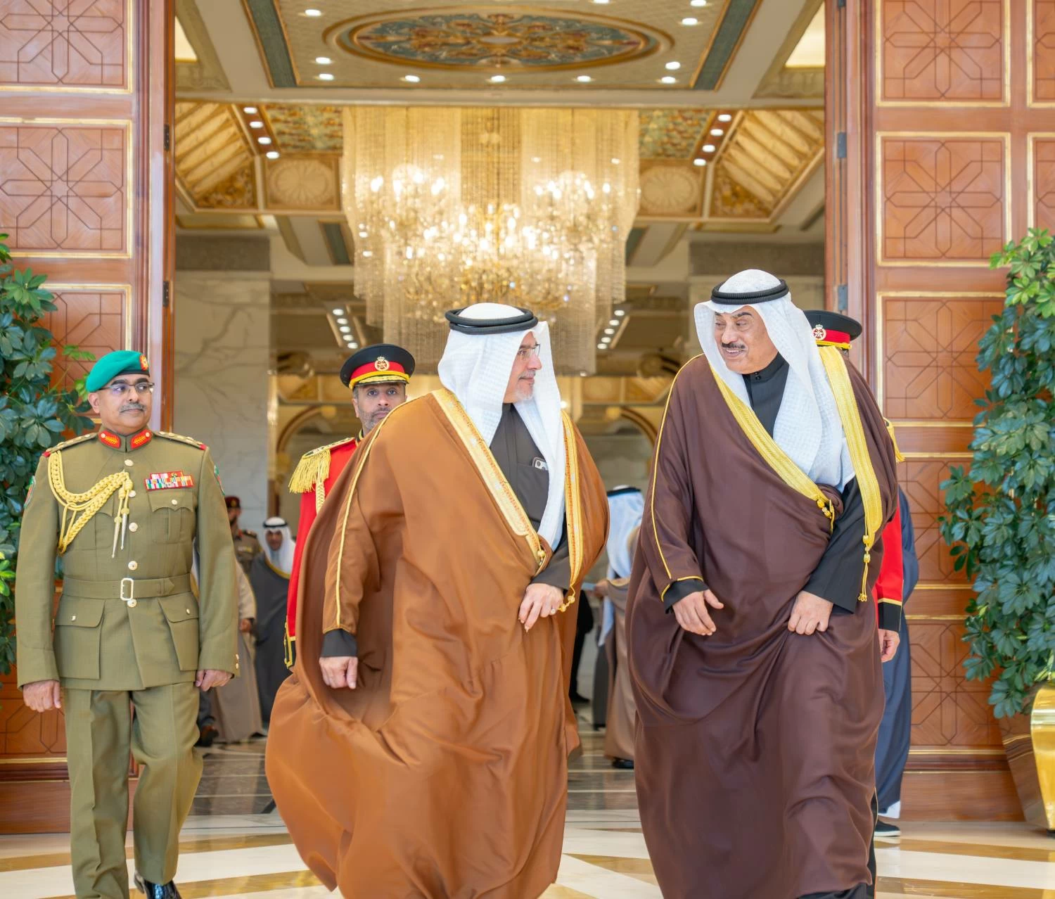 ولي العهد رئيس الوزراء يلتقي ولي عهد دولة الكويت