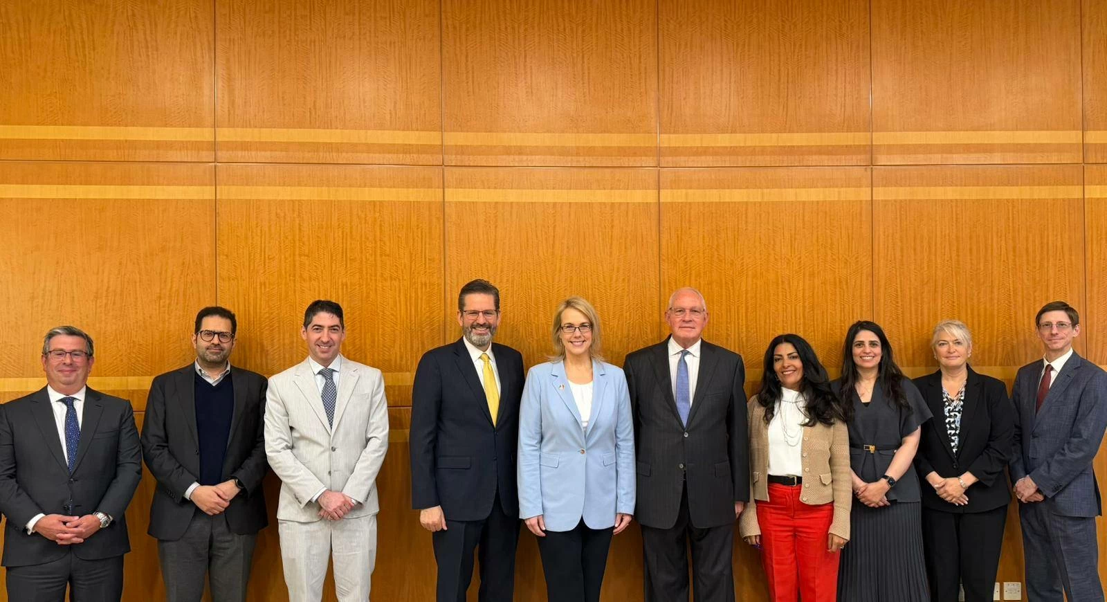 اجتماع أعضاء مجلس إدارة غرفة التجارة الأمريكية في البحرين مع سعادة السفيرة الأمريكية الجديدة لدى مملكة البحرين