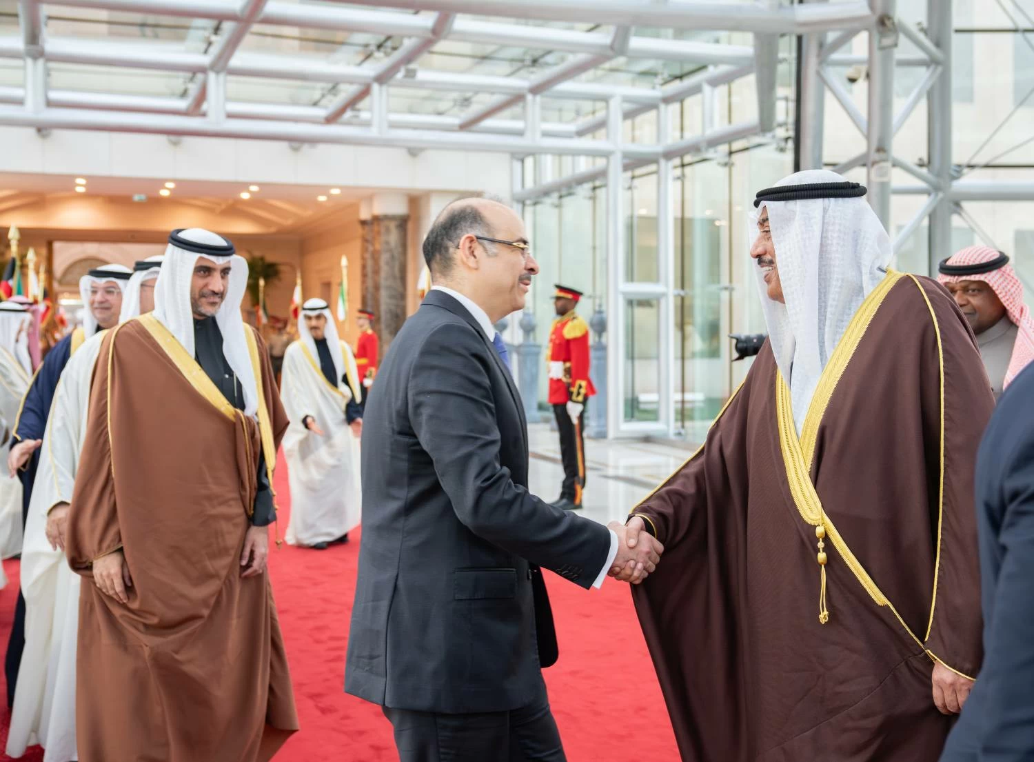 ولي العهد رئيس الوزراء يغادر دولة الكويت الشقيقة بعد زيارةٍ رسمية
