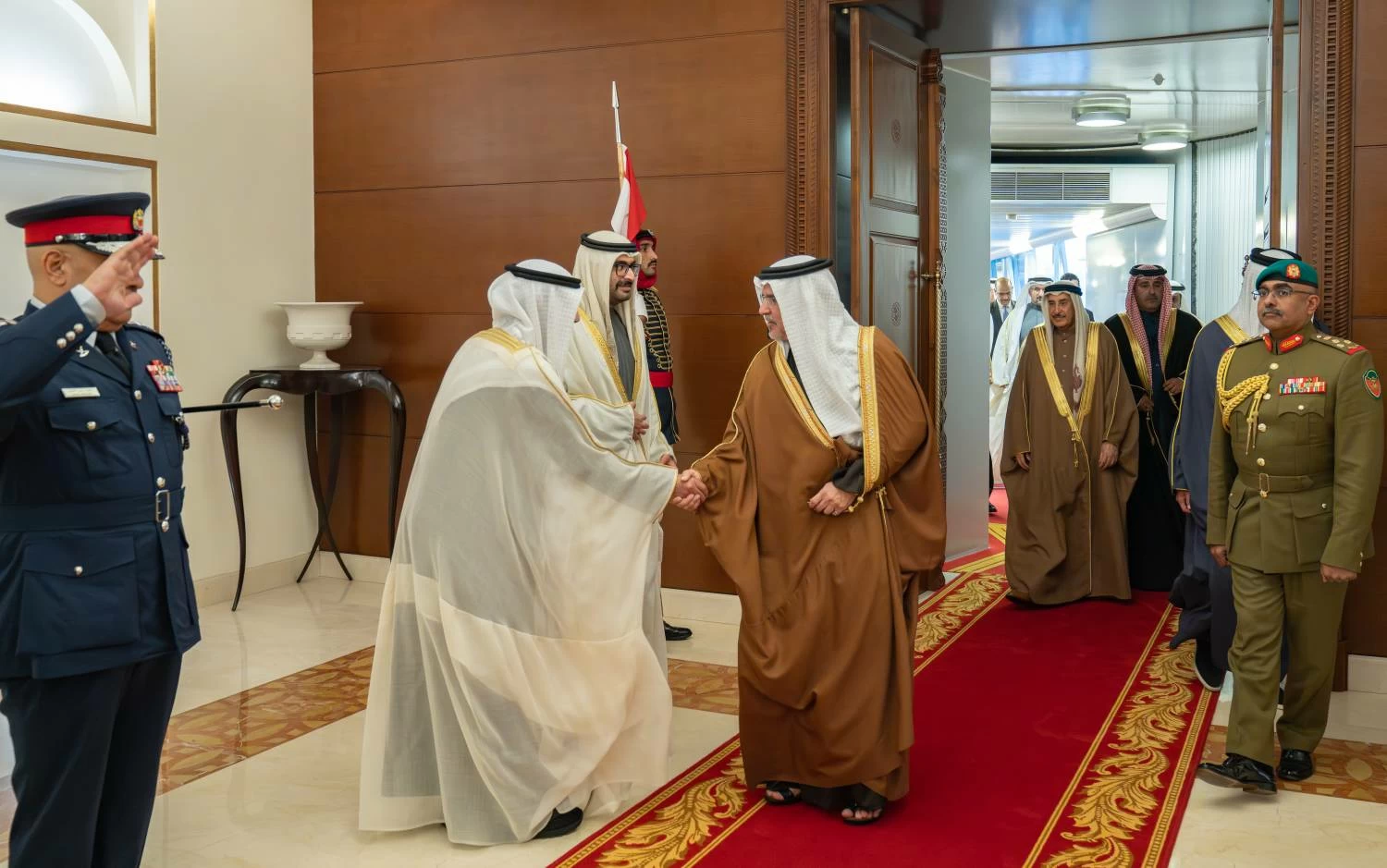 ولي العهد رئيس الوزراء يعود إلى أرض الوطن قادماً من دولة الكويت بعد زيارة رسمية