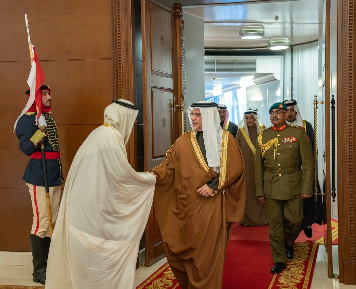 ولي العهد رئيس الوزراء يعود إلى أرض الوطن قادماً من دولة الكويت بعد زيارة رسمية