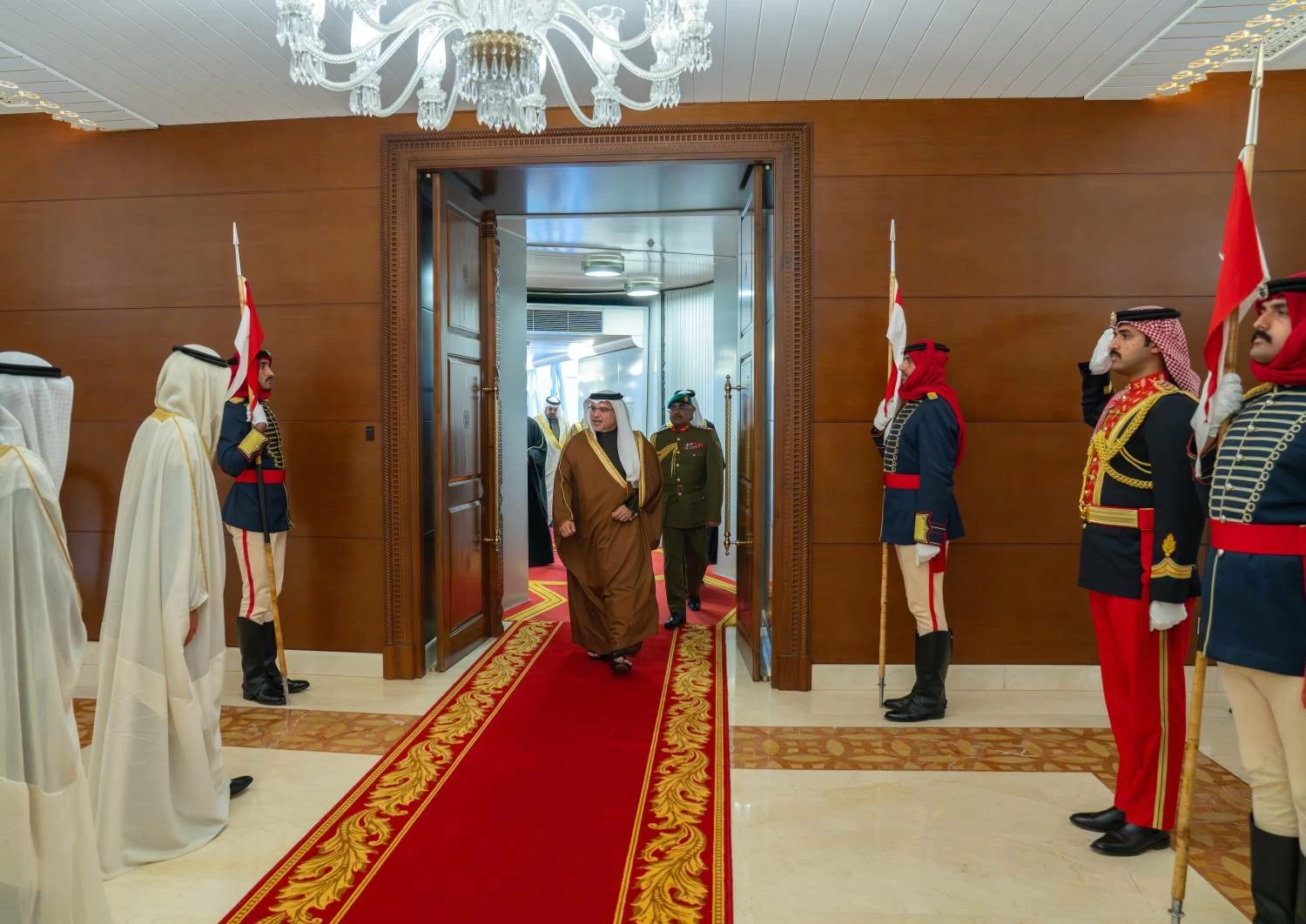 ولي العهد رئيس الوزراء يعود إلى أرض الوطن قادماً من دولة الكويت بعد زيارة رسمية 