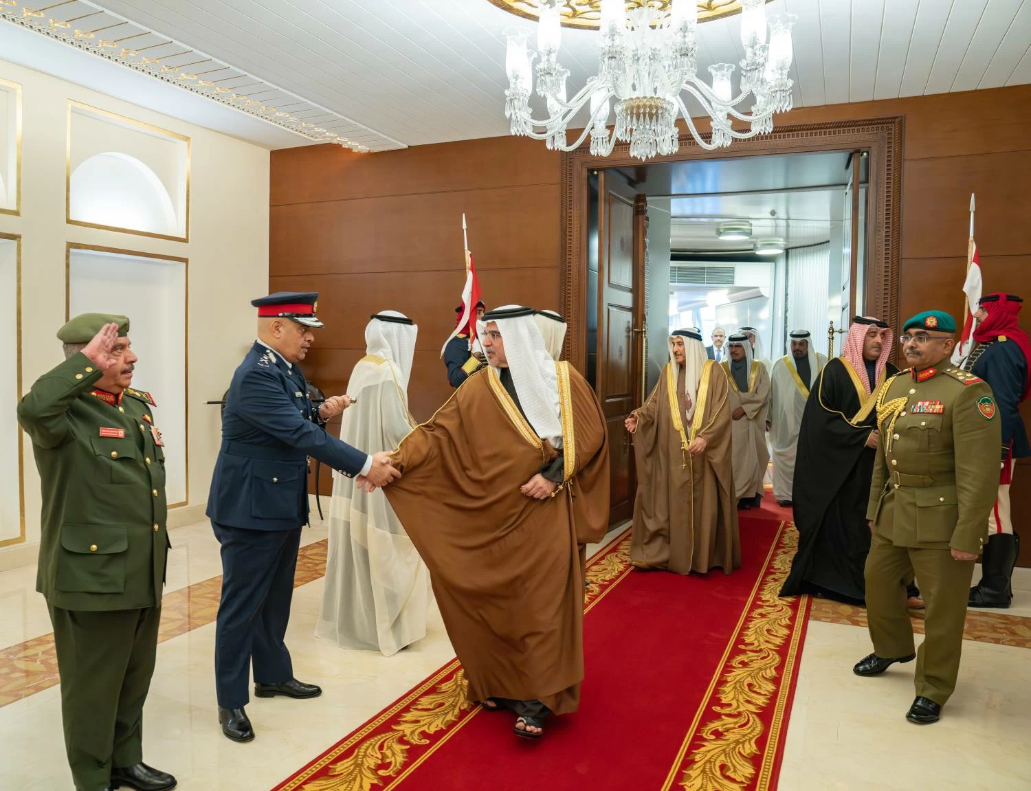 ولي العهد رئيس الوزراء يعود إلى أرض الوطن قادماً من دولة الكويت بعد زيارة رسمية