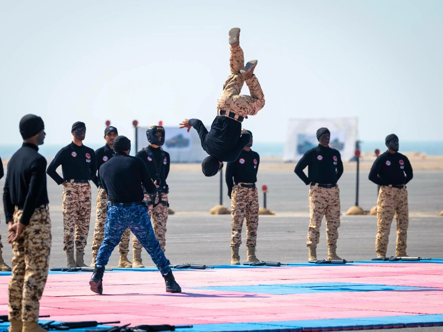 ناصر بن حمد يشهد الاحتفال بذكرى مرور خمسين عامًا على تأسيس القوة الخاصة الملكية