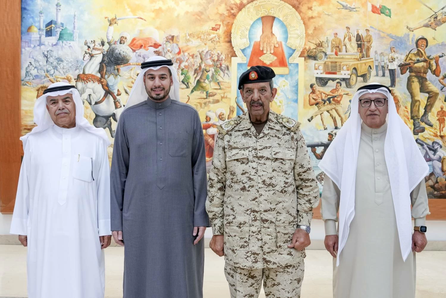 القائد العام  يستقبل  رئيس مجلس إدارة جمعية الصحفيين البحرينية عيسى الشايجي