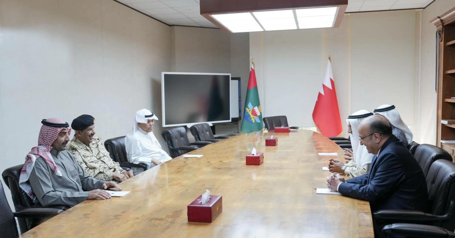 القائد العام  يستقبل  رئيس مجلس إدارة جمعية الصحفيين البحرينية عيسى الشايجي