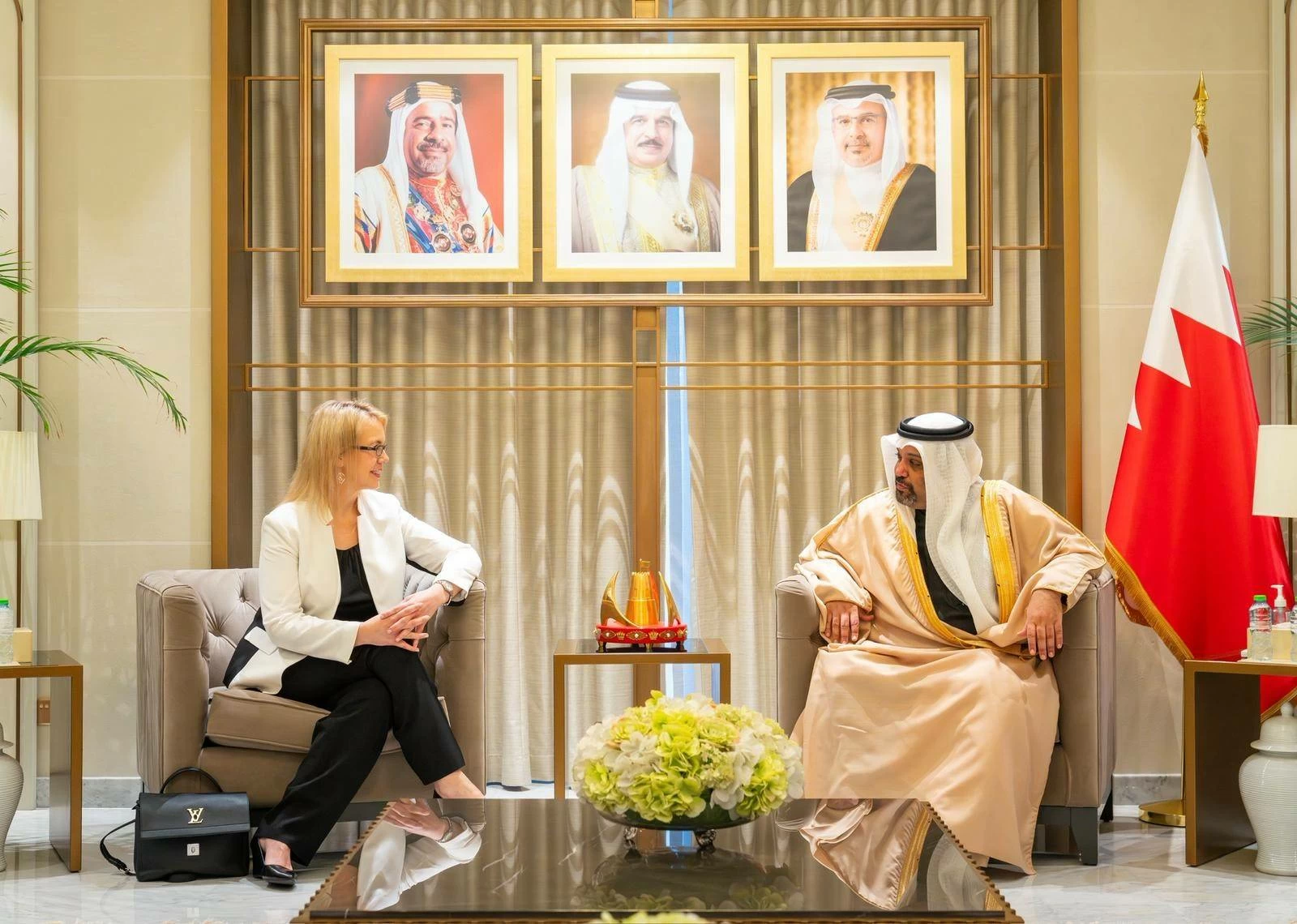 وزير المالية الوطني يستقبل سفيرة الولايات المتحدة الأمريكية بمناسبة تعيينها سفيرة لبلادها لدى مملكة البحرين