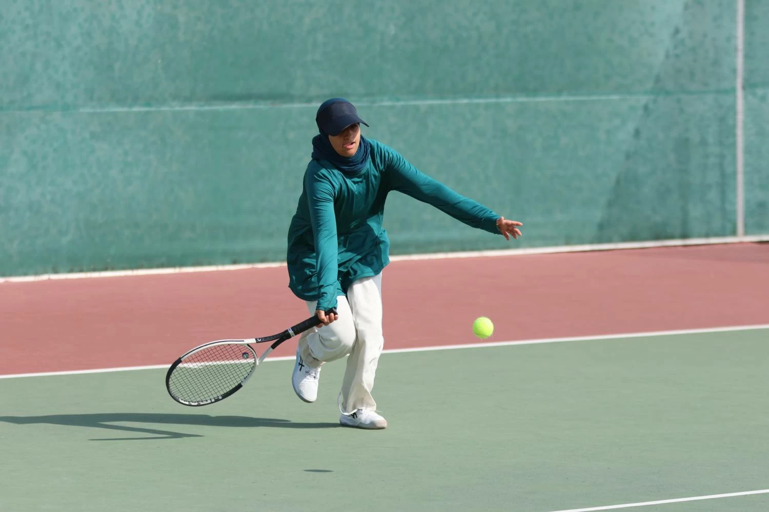 بداية قوية للاعبي البحرين في فردي الأولاد والفتيات