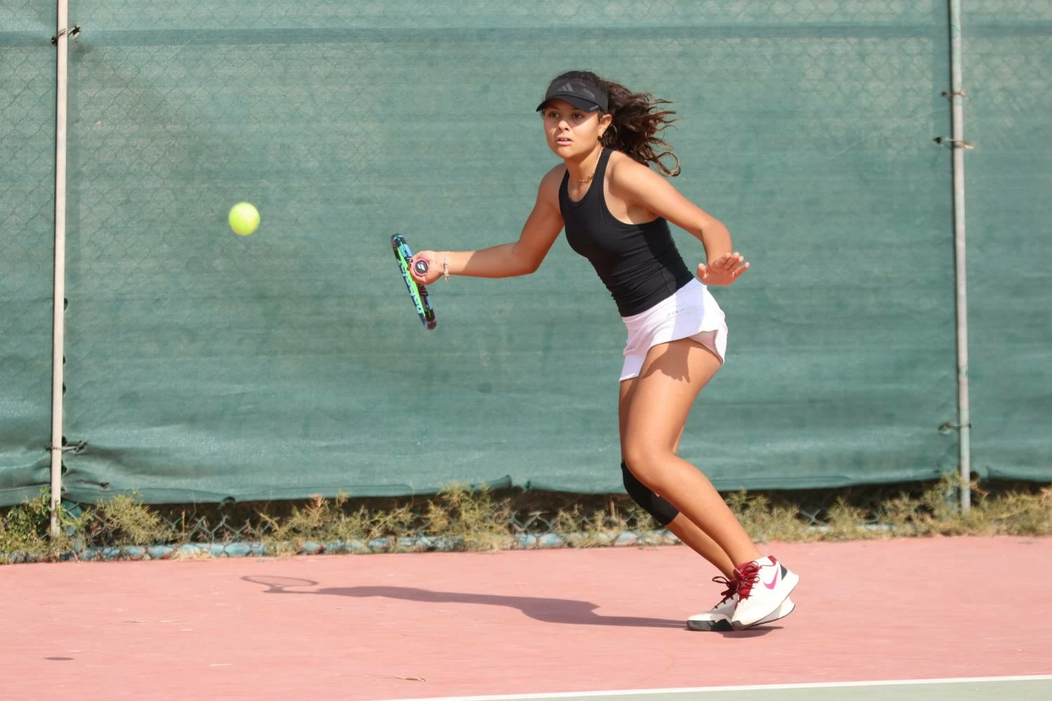 بداية قوية للاعبي البحرين في فردي الأولاد والفتيات