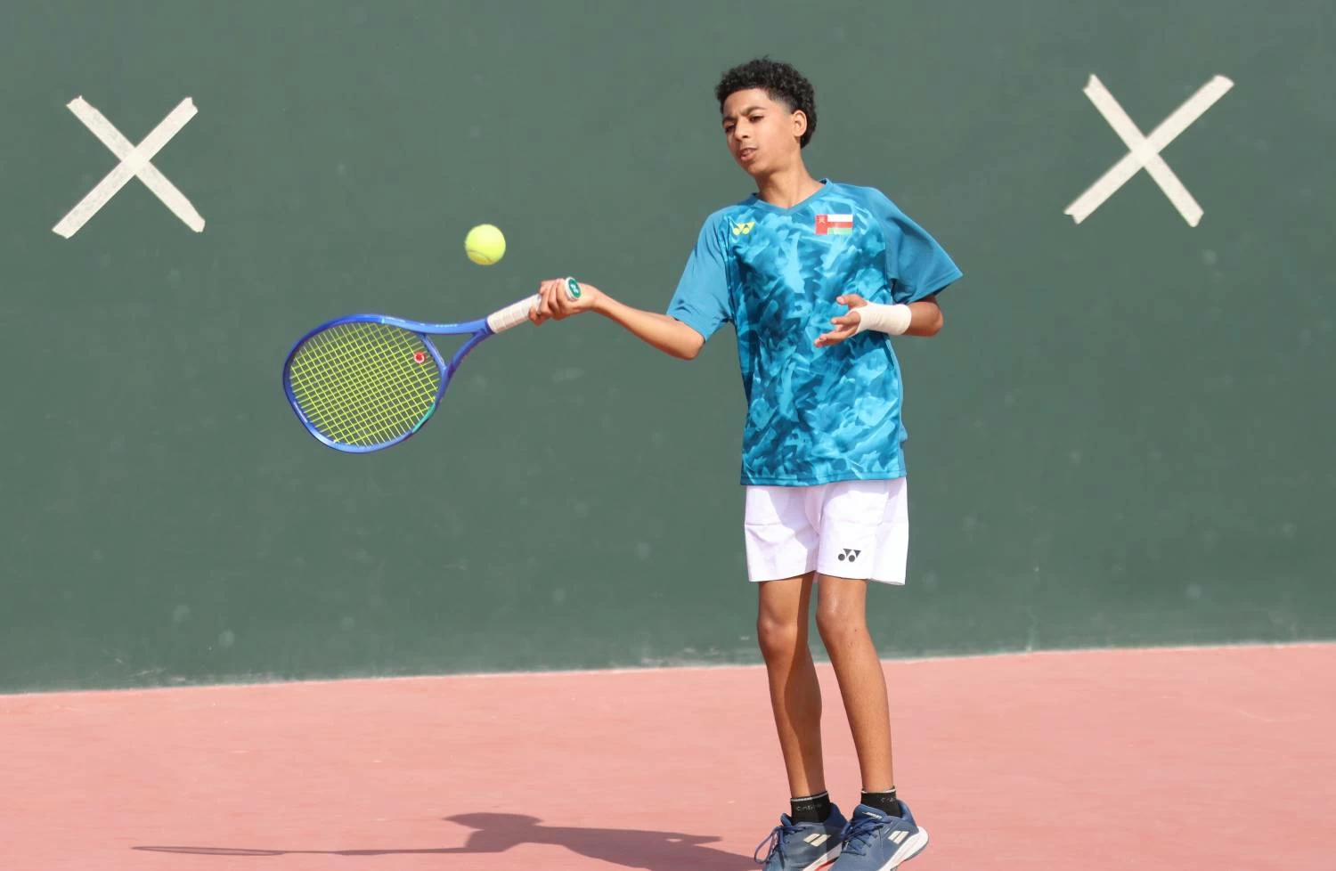 بداية قوية للاعبي البحرين في فردي الأولاد والفتيات