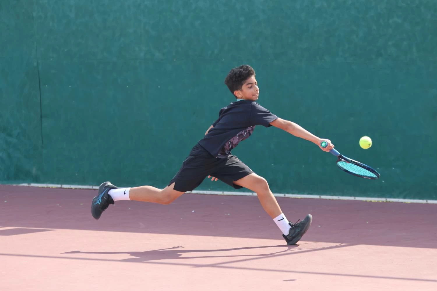 بداية قوية للاعبي البحرين في فردي الأولاد والفتيات