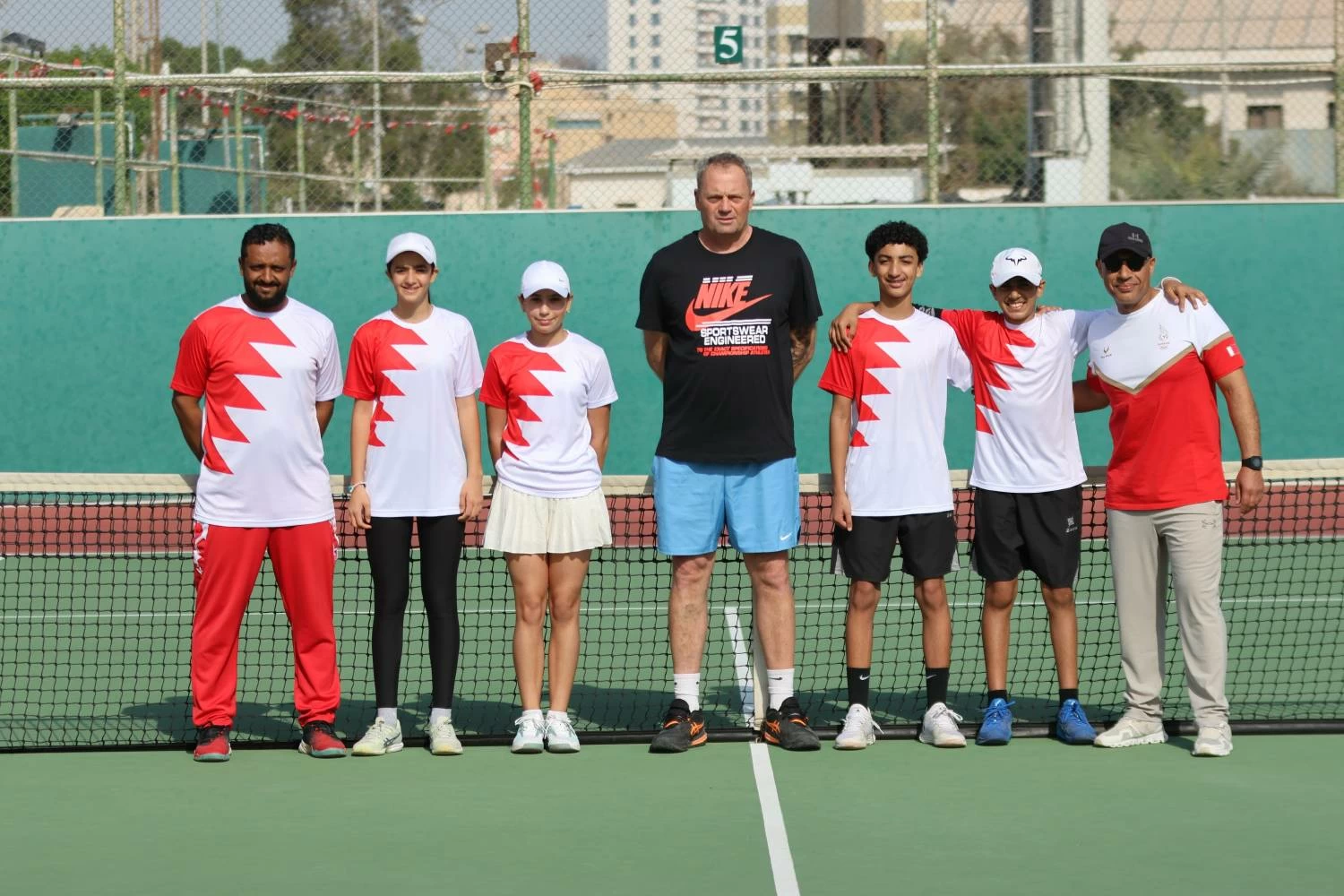 بداية قوية للاعبي البحرين في فردي الأولاد والفتيات