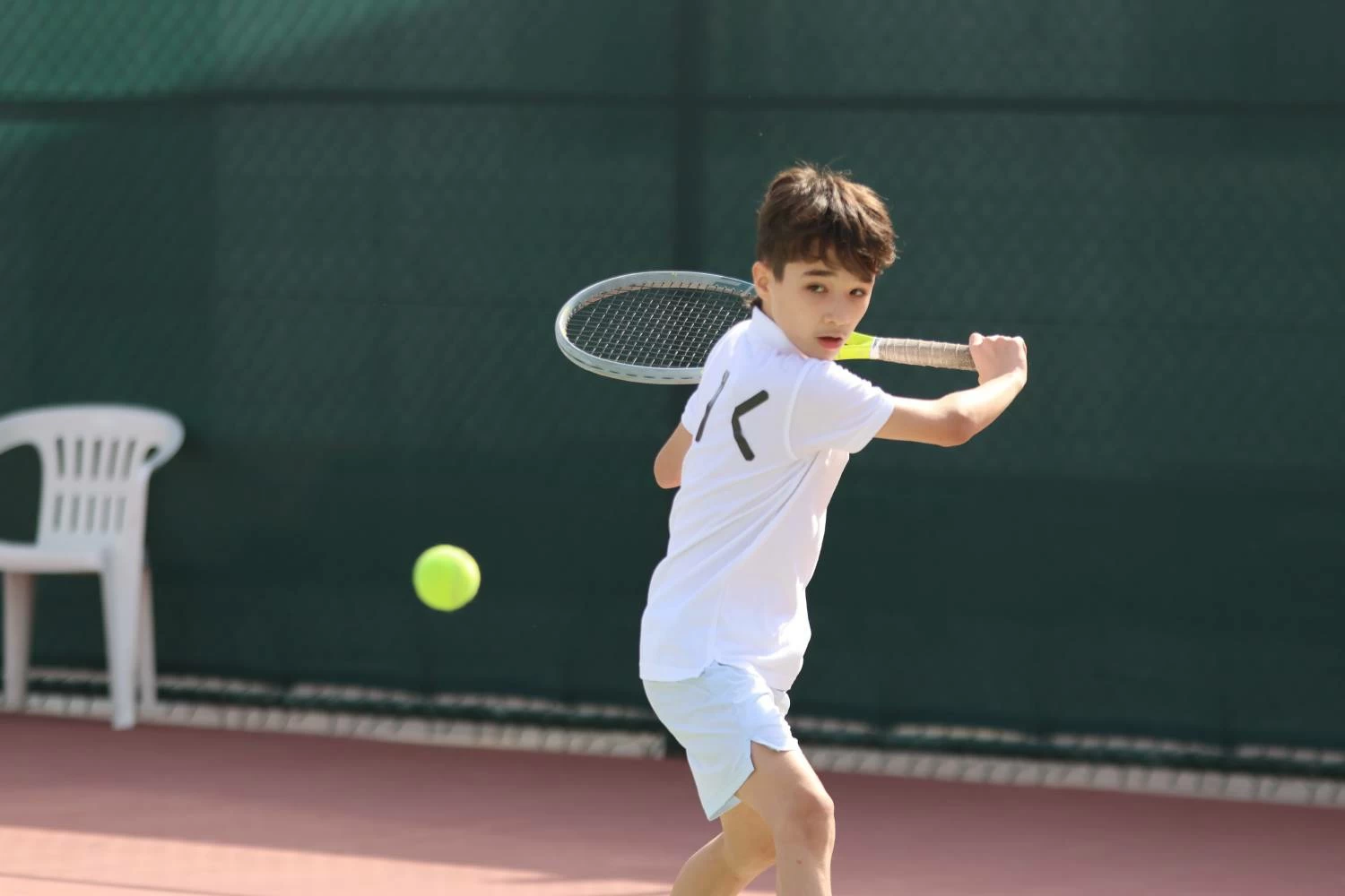 بداية قوية للاعبي البحرين في فردي الأولاد والفتيات