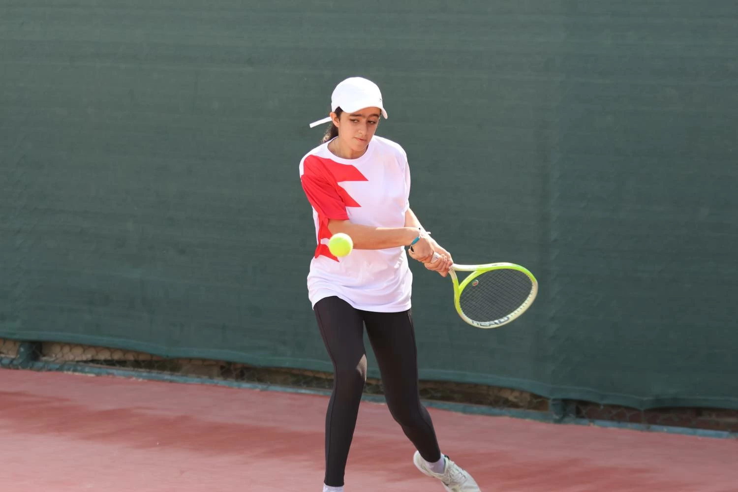 بداية قوية للاعبي البحرين في فردي الأولاد والفتيات