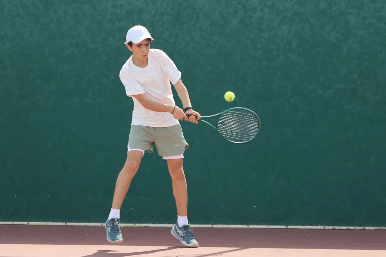 بداية قوية للاعبي البحرين في فردي الأولاد والفتيات