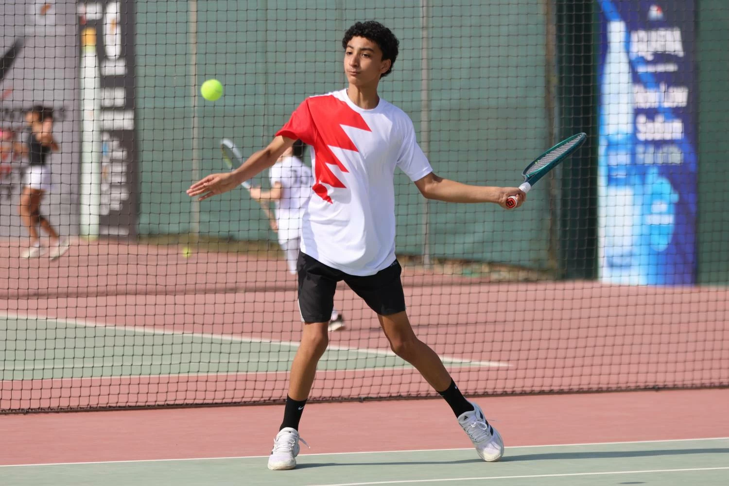 بداية قوية للاعبي البحرين في فردي الأولاد والفتيات