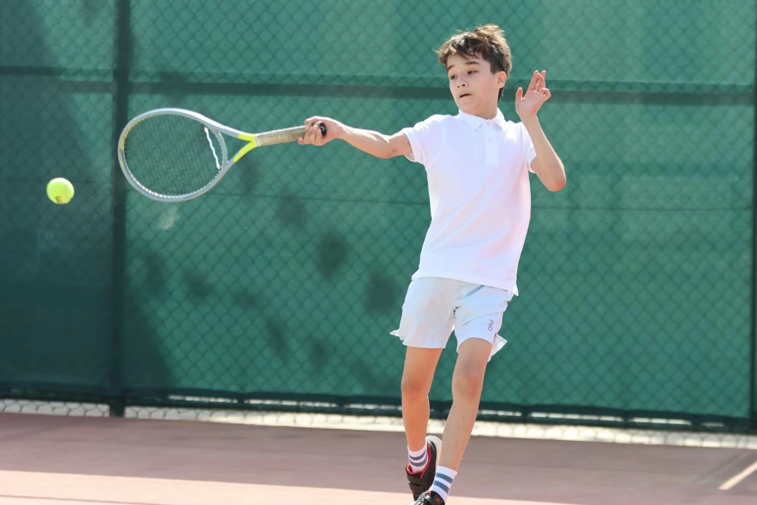 بداية قوية للاعبي البحرين في فردي الأولاد والفتيات