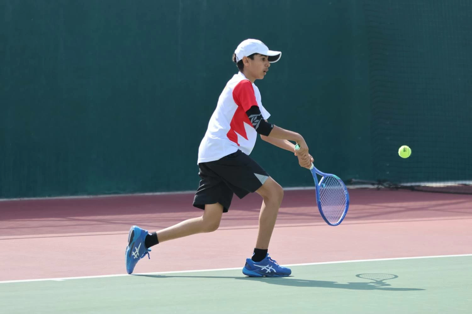 بداية قوية للاعبي البحرين في فردي الأولاد والفتيات