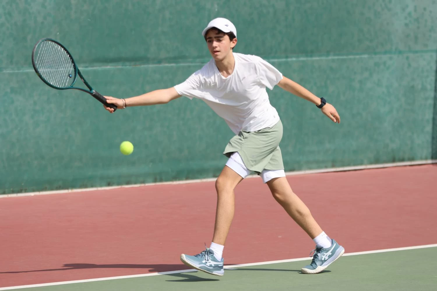 بداية قوية للاعبي البحرين في فردي الأولاد والفتيات