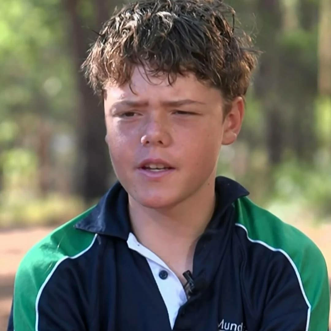 فتى أسترالي ينقذ أمه وشقيقيه الصغيرين بعد سباحة 4 كيلومترات في أمواج عاتية